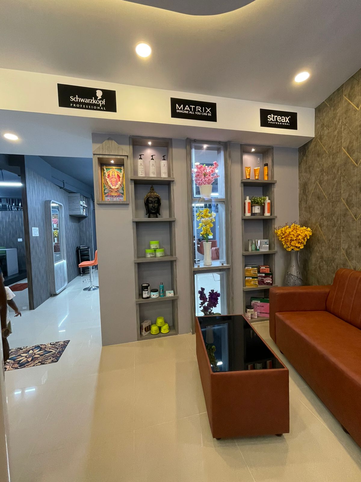 BROOT UNISEX SALON AND MAKEUP STUDIO CHANGANASSERY